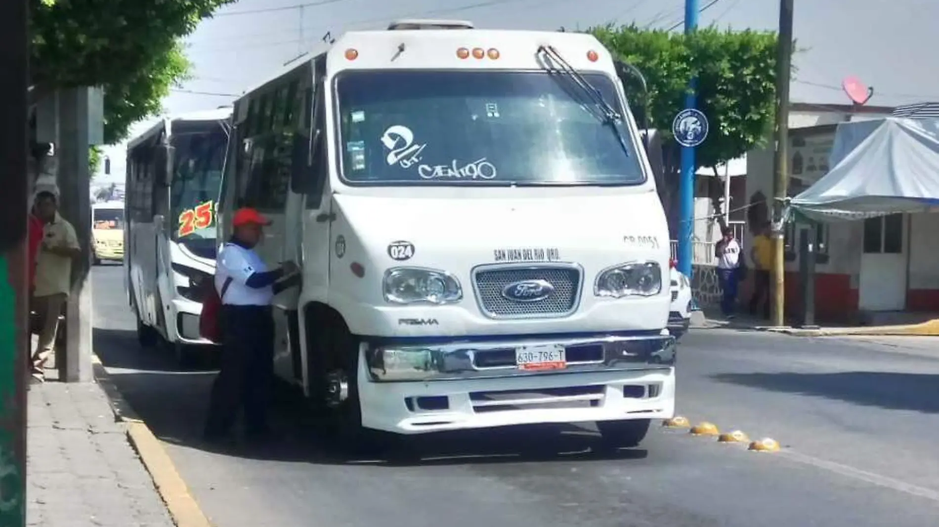 Checadores de transporte p_blico activos en medio de pandemia por Covid-19.  Foto Monsetrrat Garc_a  El Sol de San Juan del R_o